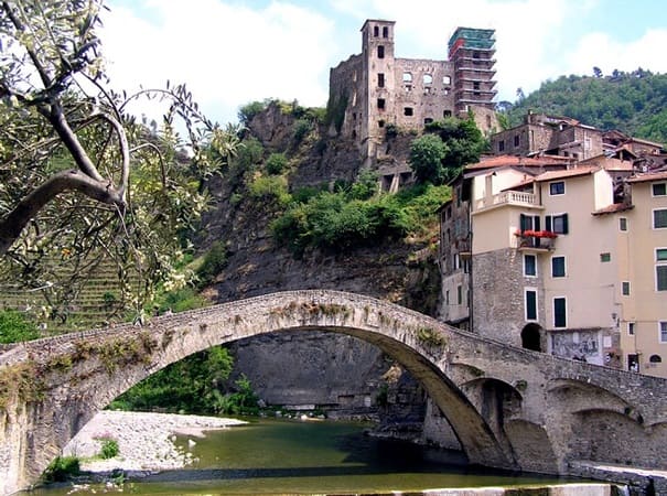 Splendida immagine del Ponte di Dolceacqua.