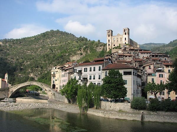 Ponte Vecchio a schiena d'asino e Castello dei Doria nel borgo medievale di Dolceacqua in Liguria.