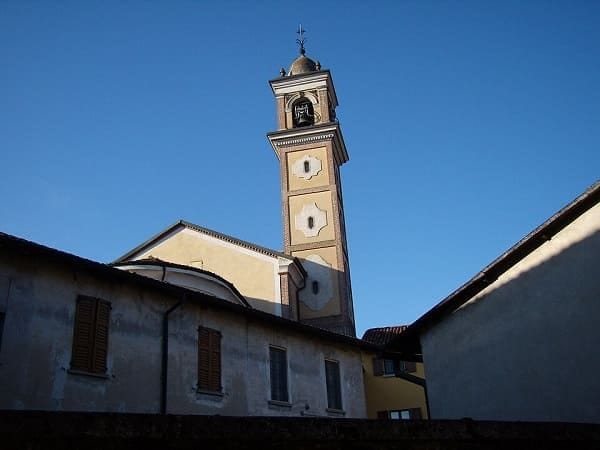 Il campanile di Gradella che svetta tra i tetti e le tipiche case gialle lombarde.