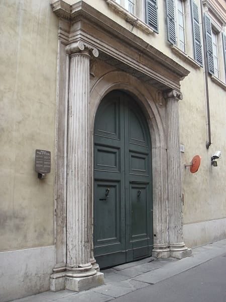 Lo splendido ingresso di Villa Maggi a Gradella.