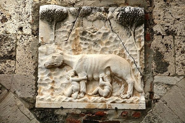 Lo splendido stemma del Palazzo Comunale di Massa Marittima.