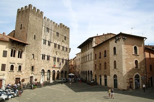 Palazzo Comunale di Massa Marittima, edificio storico medievale su Piazza Garibaldi con facciata in pietra.