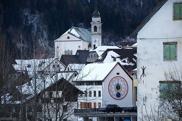 Un panorama innevato del bellissimo borgo di Pesariis.