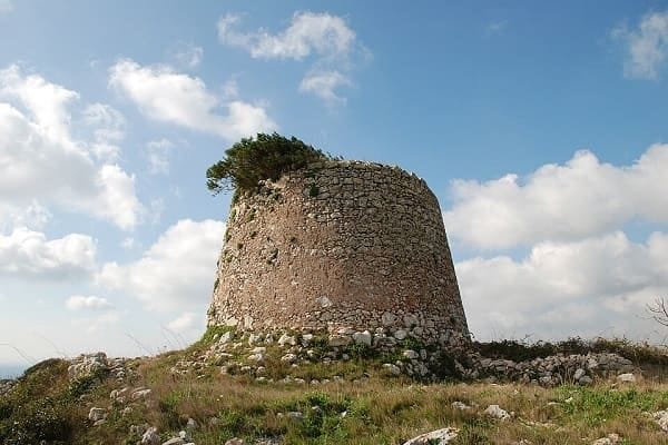 Dettaglio architettonico della torre di guardia medievale integrata nella facciata di Palazzo Risolo