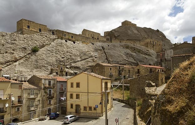 Case grotta del borgo rupestre di Sperlinga Museo Etno Antropologico