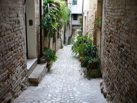 Una tipica via del borgo di Torre di Palme.