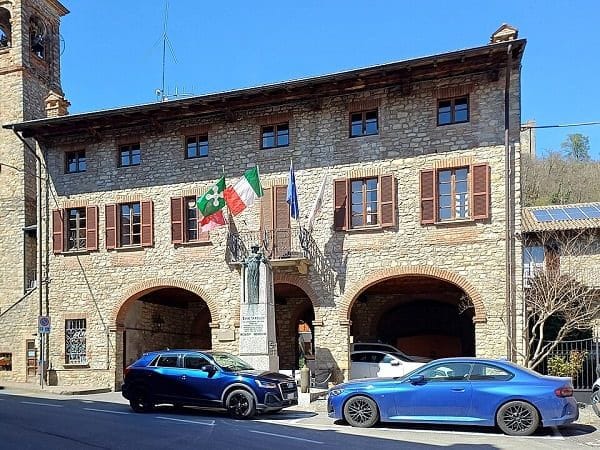 Il meravigliso Municipio di Zavattarello.