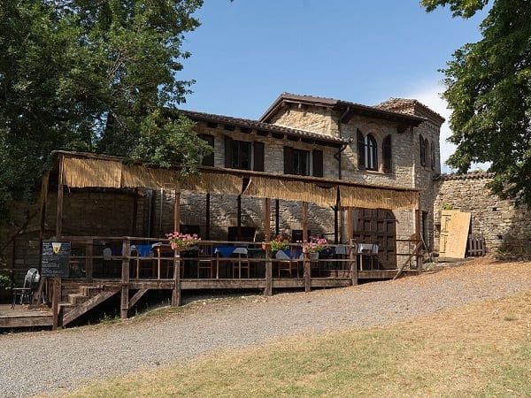 Scuderie medievali del Castello di Zavattarello con volte in pietra e architetture originali.