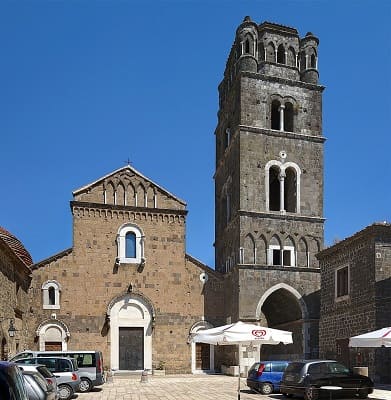 Facciata in tufo del Duomo di San Michele Arcangelo a Casertavecchia con portale medievale.