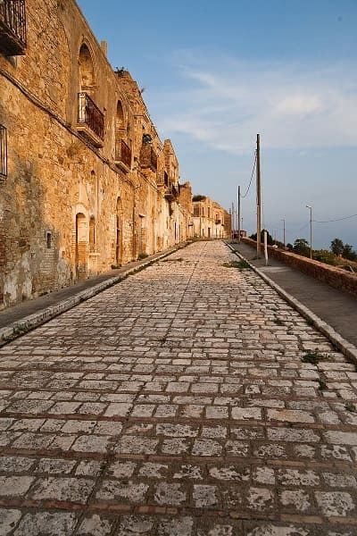 Una splendida strada che porta a Craco.
