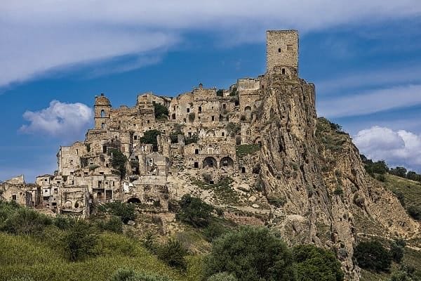 Vista panoramica del borgo fantasma di Craco in Basilicata arroccato sulla collina calanchiva.