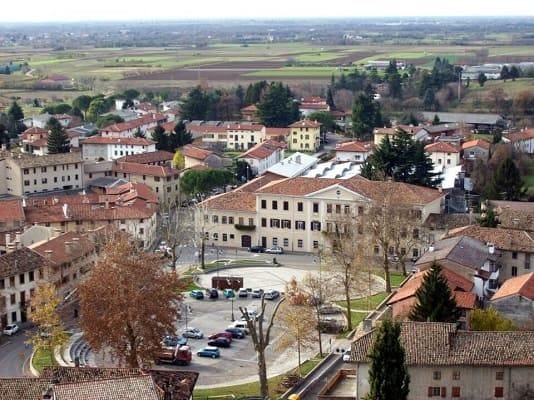 La bellissima piazza di Fagagna vista dall'alto.