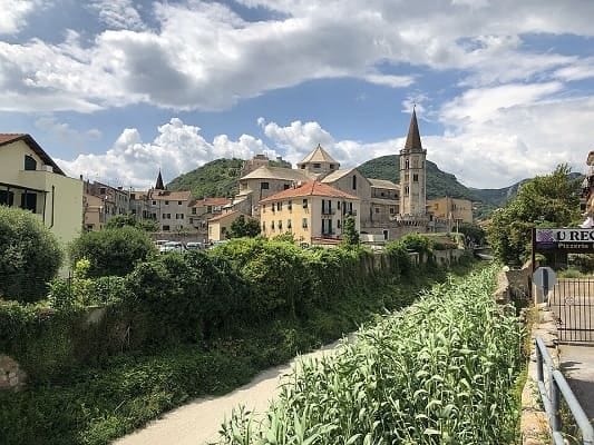 Veduta panoramica di Finalborgo con le antiche Mura e i Castelli