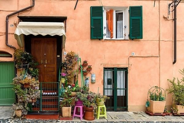 Uno scorcio di vita quotidiana a Finalborgo.