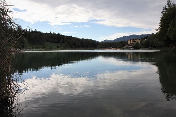 vista panoramica del lago di lavarone in trentino tra montagne e boschi
