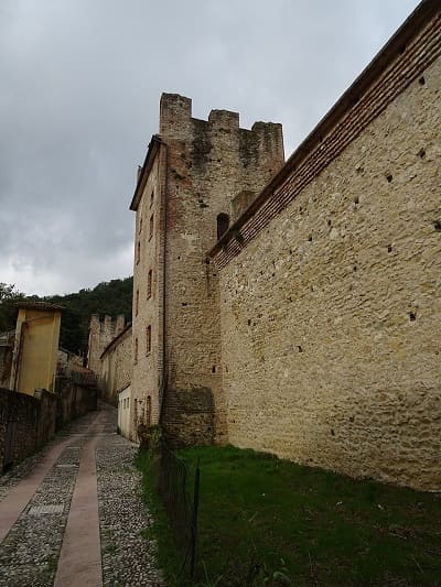 Antiche mura medievali di Marostica che salgono lungo il colle collegate ai castelli scaligeri.
