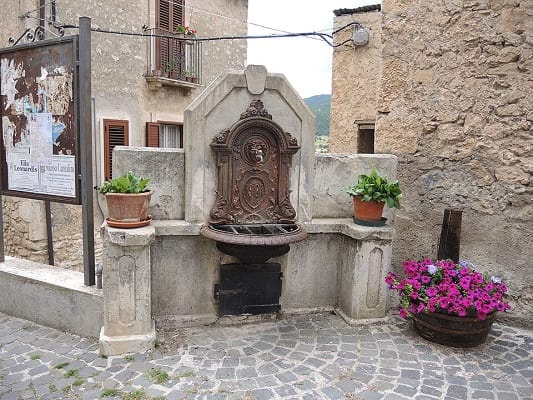 Veduta del borgo medievale in pietra di Navelli arroccato sulla collina in Abruzzo.