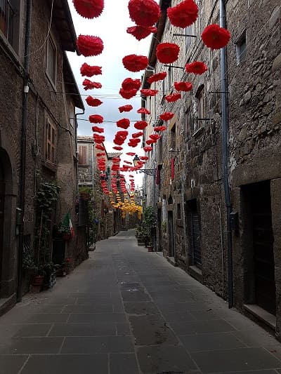 Una splendida via colorata di Vitorchiano.