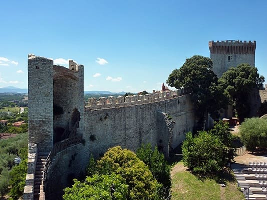 Veduta panoramica del borgo di Castiglione del Lago con la Rocca del Leone affacciata sulle acque del Lago Trasimeno.