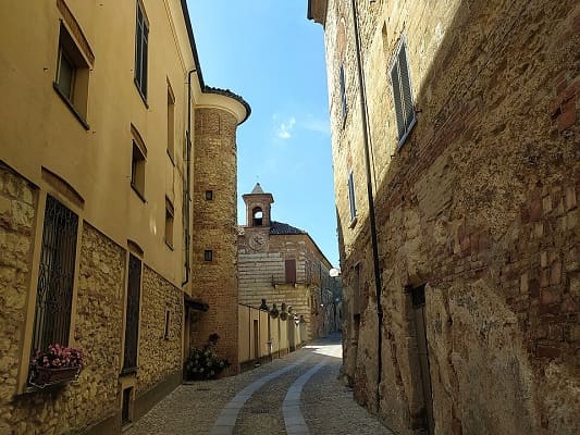 Scorcio del centro storico di Cella Monte con vicoli acciottolati e antiche case-forti medievali costruite in Pietra da Cantoni.
