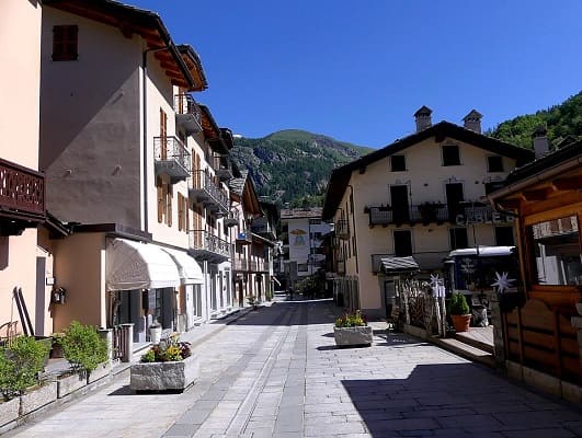 La stupenda Via Roma di Courmayeur.