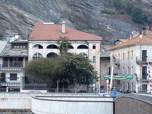 Lo storico Palazzo Perron di Donnas.