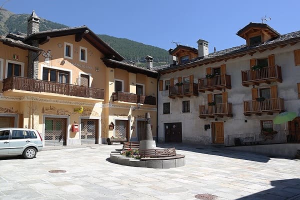 La particolare Piazza di Étroubles.
