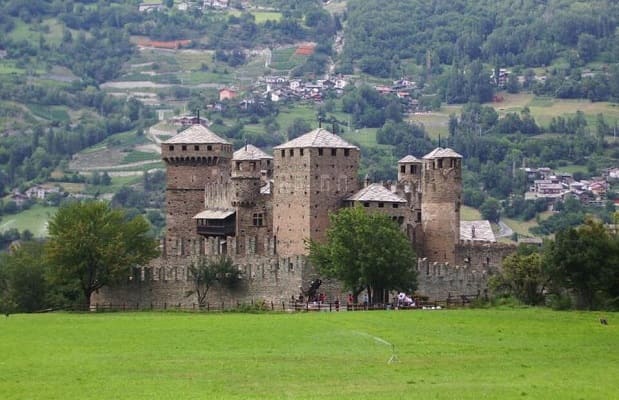 Veduta esterna del Castello di Fénis in Valle d'Aosta con le sue torri merlate e la doppia cinta muraria