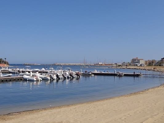 antico porto della balata marzamemi barche da pesca e mare azzurro