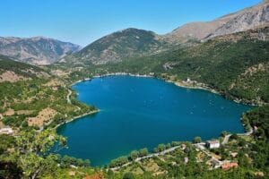 Veduta panoramica dall'alto del Lago di Scanno a forma di cuore circondato dai boschi e dalle montagne dell'Abruzzo.