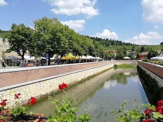 Il fiume che attraversa il borgo di Soave con il Castello scaligero sullo sfondo.