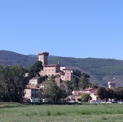 Panorama del borgo medievale di Vicopisano ai piedi dei Monti Pisani con la Rocca del Brunelleschi in evidenza.