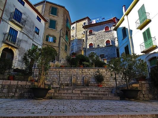 Piazza Roma nel centro storico di Cusano Mutri con scorcio delle case in pietra e della pavimentazione tipica.