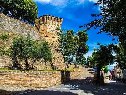 Torrione medievale dell'orologio all'ingresso del borgo fortificato di Montegridolfo