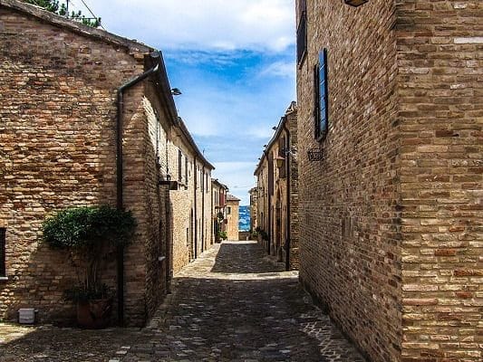 Scorcio di Via Roma tra gli edifici storici e le mura del borgo medievale di Montegridolfo