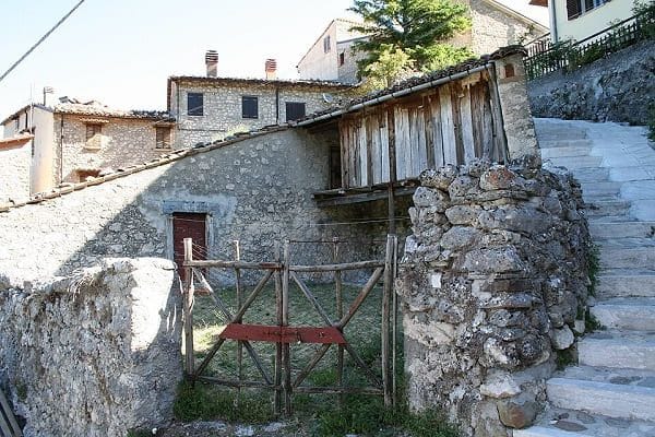 Borgo medievale di Pietracamela arroccato con case in pietra ai piedi del Gran Sasso.