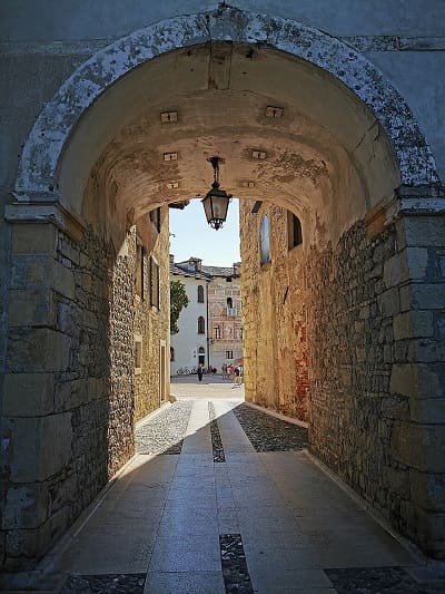 Mosaico artistico e centro storico di Spilimbergo in Friuli