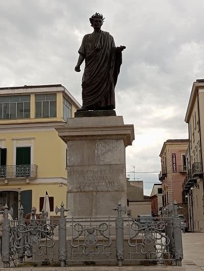 Splendido monumento a Quinto Orazio Flacco.