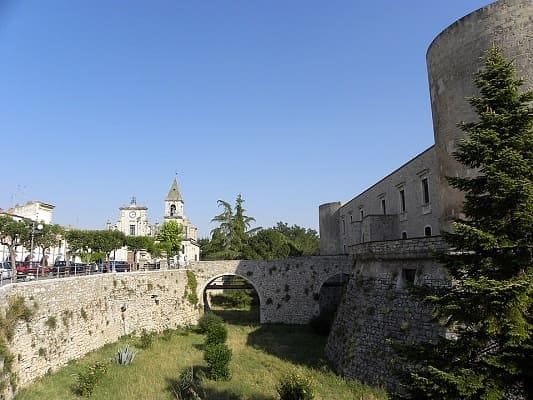 Veduta del Castello Aragonese Pirro del Balzo a Venosa con la torre cilindrica di avvistamento.