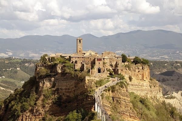 Panoramica di Civita di Bagnoregio arroccata su una rupe di tufo nella Valle dei Calanchi.