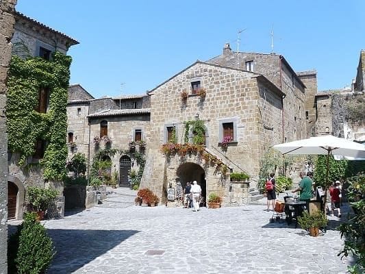 La meravigliosa piazza di Civita.