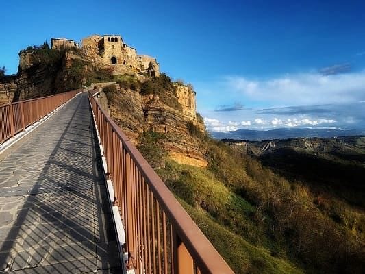 Il ponte di accesso per l'ingresso al borgo laziale.