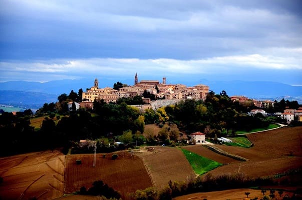 Vista panoramica del borgo di Mondavio con le colline marchigiane e il centro storico.