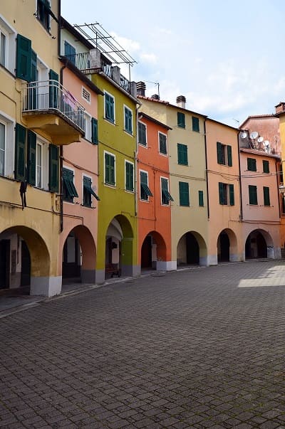 Facciate colorate dei palazzi storici nel centro del Borgo Rotondo a Varese Ligure